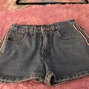 Denim shorts size 7. Stripe sewn on both sides.